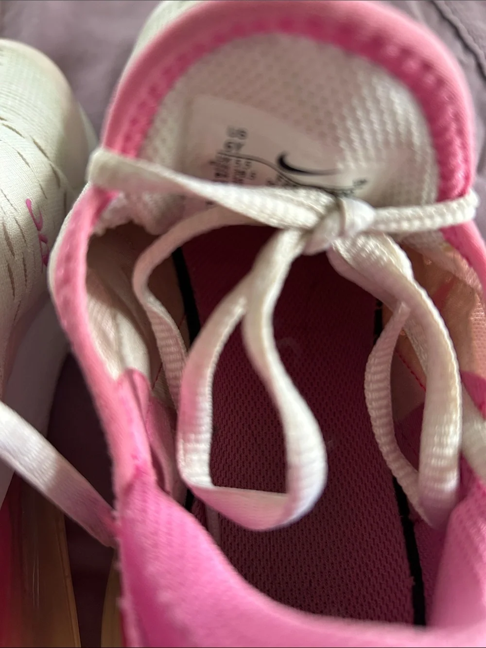 Nike Sneakers in Cream and Pink - Air270 Style Size 6 Y